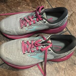 Brooks Women's Athletic Shoes in Gray and Pink